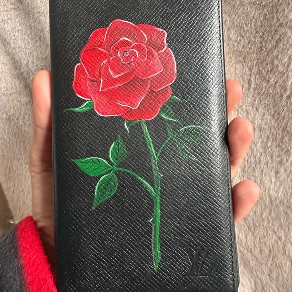 🌹✨🖤Authentic Louis Vuitton Taiga Porte Barre Hand Painted Rose Wallet - Picture 3 of 16